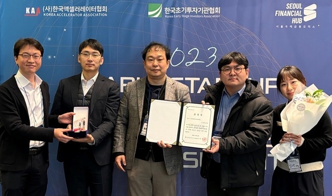 더존비즈온은 19일 한국초기투자기관협회로부터 우수 CVC부문 협회장상을 수상했다.