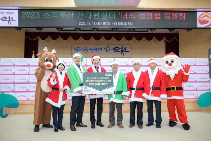 <왼쪽부터>김남희 순천경찰서장, 김유성 초록우산 본부장, 노관규 순천시장, 고호문 초록우산 순천후원회장, 강병수 순천세무서장 등이 ‘2023 산타원정대’ 출범식 행사에 동참했다.