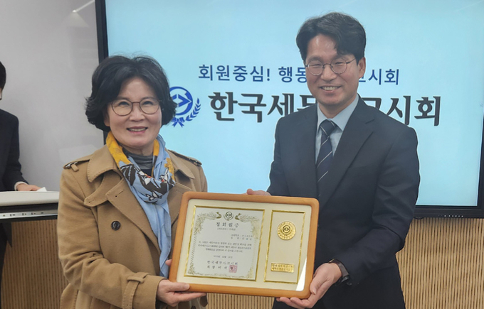 이석정<오른쪽> 한국세무사고시회장이 김겸순 세무사에게 세무사 전문분야포럼 정회원증을 전달하고 있다.