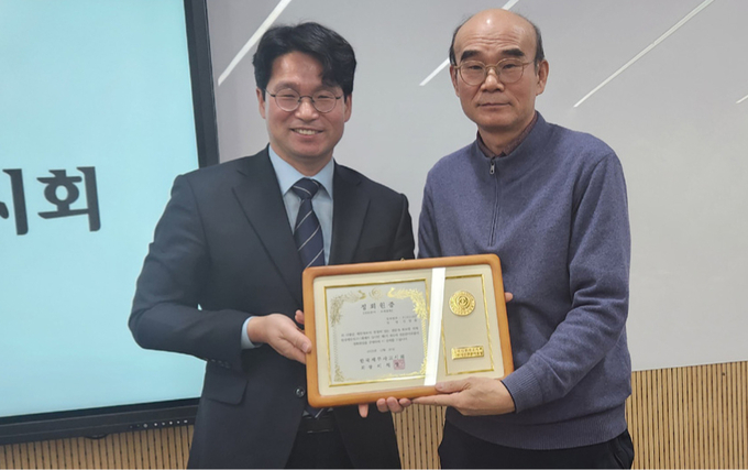 이석정 회장이 김상술<오른쪽> 세무사에게 세무사 전문분야포럼 정회원증을 전달하고 있다.