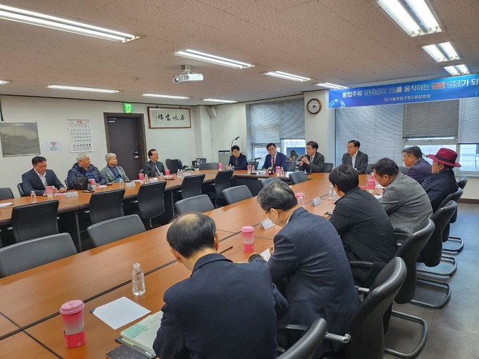 김태호 국세청 차장이 22일 서울·인천·경기남부·경기북부 종합주류도매업협회장과 서울지역 대형 주류도매업체 대표들을 만나 기준판매비율제도에 대해 설명하고 있다. 