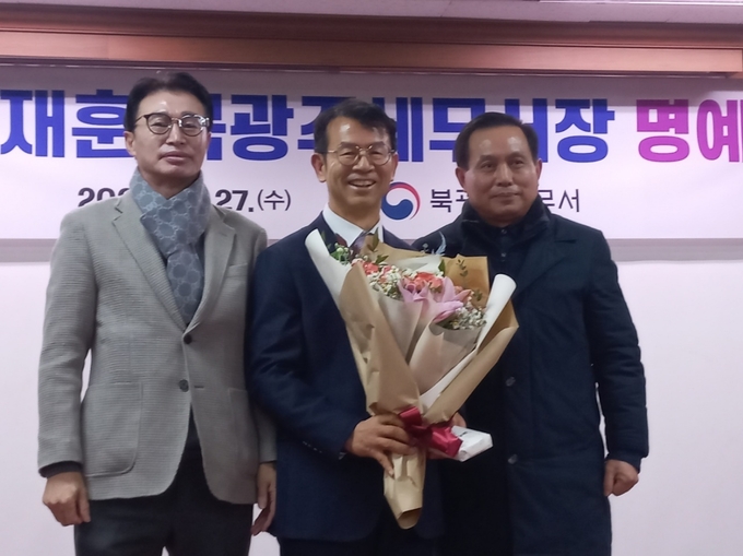 호남세무법인 윤석중 세무사<오른쪽>와 세무법인동심 정순오 세무사<왼쪽>가 최재훈 서장에게 축하와 격려의 꽃다발을 전달했다.