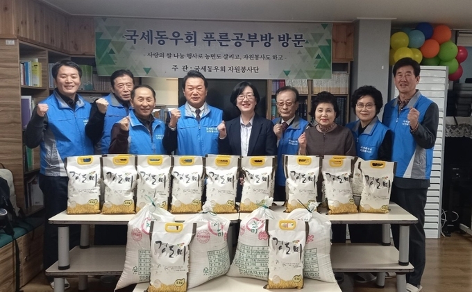 왼쪽부터 물품 전달식에 참석한 자원봉사단 이용연 부단장, 최용길 사무총장, 방기천 수석부단장, 이종탁 부단장, 이정순 실장, 서주린 편집고문, 이상위 여성부회장, 오숙자 자원봉사단원, 황선의 자원봉사단장. 