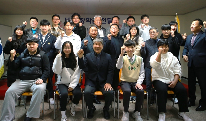 보해는 보해장학회 박철수 이사장과 장학생 20명이 참석한 가운데 '2023 보해장학회 장학금 수여식'을 개최했다.