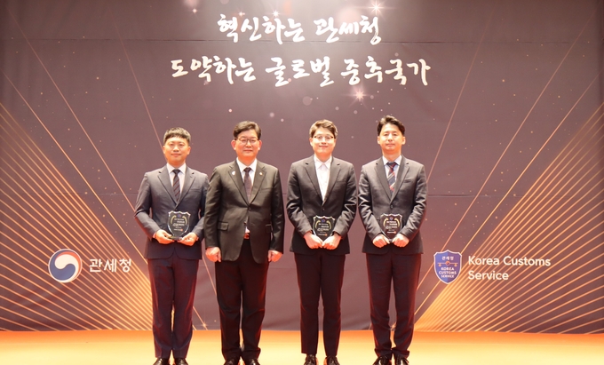 고광효 관세청장<왼쪽 두번째>이 28일 대전정부청사에서 개최한 올해의 관세인 및 핵심가치 대상 시상식에서 수상자들과 기념촬영하고 있다.