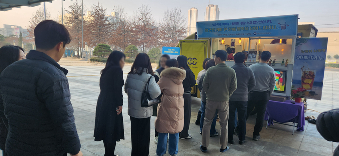 광주국세청은 29일 광주정부합동청사 1층 로비에서 커피트럭과 함께 다양한 행사를 실시했다.<사진=광주지방국세청>