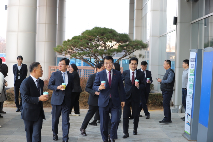 양동구 광주청장과 각 국·과장 등이 커피차에서 주문한 커피를 들고 대화를 하고 있다.