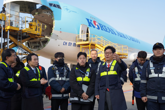 고광효 관세청장<오른쪽 세번째>이 2024년 새해 첫날 인천공항 화물터미널을 찾아 수출현장을 점검하고 있다. 