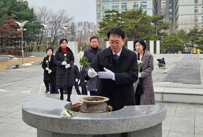 수원시 갑선거구(장안구) 국회의원 예비후보 김현준 전 국세청장이 2일 수원 현충탑에서 순국선열 및 호국 영령께 헌화하고 있다. <사진=수원시 갑선거구 국회의원 예비후보자 김현준 사무소 제공>