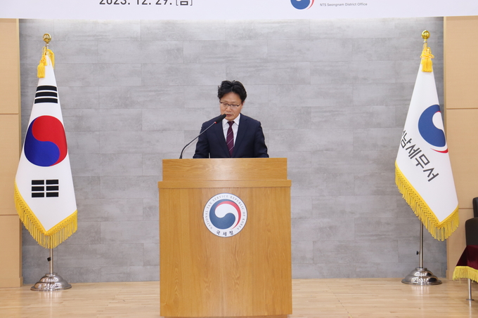 정경철 신임 성남세무서장이 지난달 29일 취임식에서 직원들에게 당부의 말을 전하고 있다.