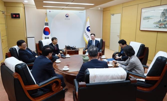 중부지방회 회장단과 오호선 중부청장이 환담하고 있다. 