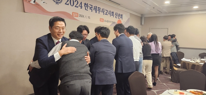 신년회 참석자들이 고시회 전통인 허그를 하고 있다.