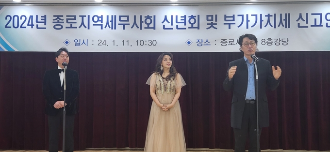 뉴뮤직 컴퍼니 솔리스트 앙상블 소속 소프라노 이소연, 테너 김은국, 바리톤 임한충 교수가 공연하고 있다. 