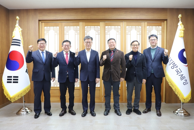인천지방세무사회 회장단은 10일 박수복 인천지방국세청장을 예방하고 세정현안에 대해 논의했다.(좌부터 손호익 인천청 조사2국장, 최병곤 인천회 부회장, 박수복 인천청장, 김명진 인천회장, 오형철 인천회 부회장, 김충순 인천청 징세송무국장)