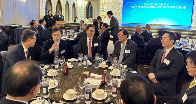 이병국 전 서울지방국세청장이 강민수 서울지방국세청장, 오호선 중부지방국세청장, 정정훈 세제실장, 박수복 인천지방국세청장과 얘기를 나누고 있다. 