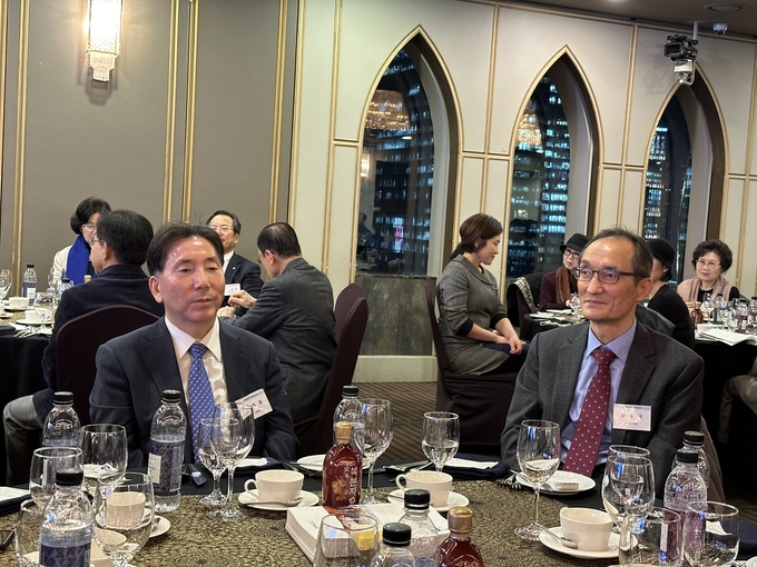 김희철 전 서울지방국세청장과 남동국 전 대구지방국세청장이 새해인사회에 참석했다. 