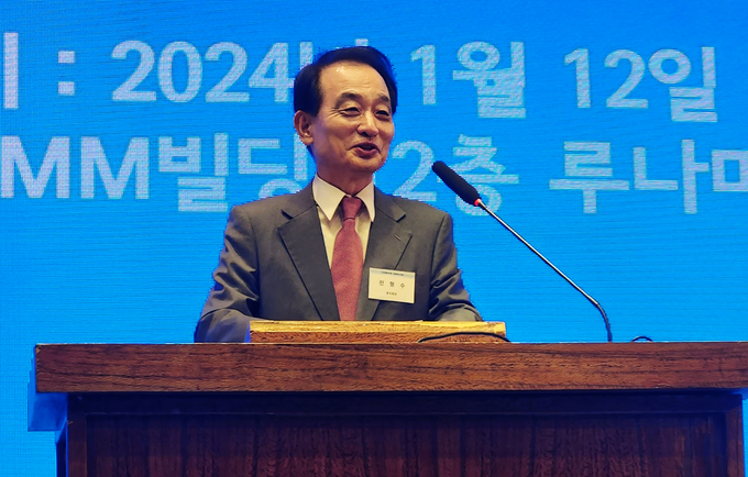 전형수 국세동우회장이 인사말을 하고 있다.