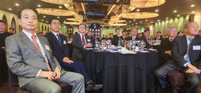 전형수 국세동우회장, 김창기 국세청장, 이건춘 전 건교부장관, 김재진 한국조세재정연구원장, 나오연 전 의원, 서영택 전 건교부장관이 새해인사회에서 국세동우회 활약상을 보고 있다. 