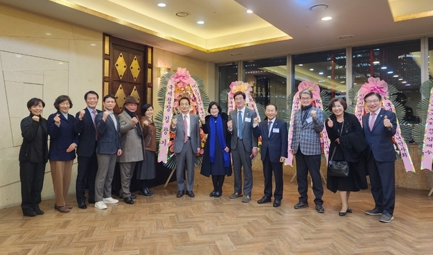 새해인사회에서 전형수 회장과 세무사들이 인사를 나누고 있다. 왼쪽부터 안혜정 여성세무사회 부회장, 황영순 여성세무사회장, 이용연·안태연 세무사, 안수남 세무법인 다솔 대표이사, 김미화 여성세무사회 부회장, 전형수 회장, 김겸순 세무사회 윤리위원장, 황선의 자원봉사단장, 방기천 부단장, 이삼문 세세회장, 유재선 여성부회장, 장동희 SNS위원장.