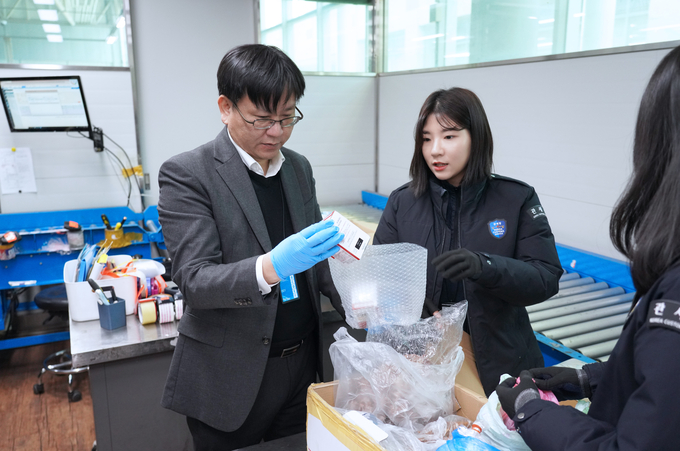 김종호 인천공항본부세관장이 마약류 단속 현장을 점검하고 있다. 