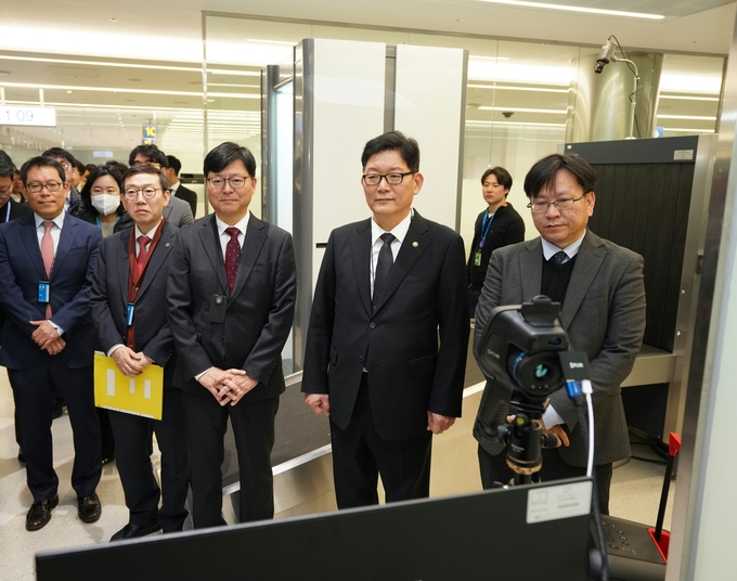 인천공항 입국장에서 신변검색기 시연을 보고 있는 고광효 관세청장(오른쪽 두번째)과 박영빈 대검 마약조직범죄부장(오른쪽 세번째).