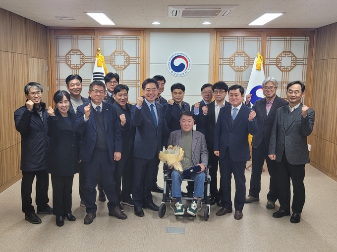 대전지방세무사회는 17일 북대전세무서를 찾아 유장현 조사관에게 표창장을 수여했다.
