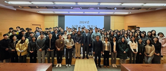 2024년 관세사 실무수습 참석자들과 정재열 한국관세사회장 및 본회 임원진이 기념촬영하고 있다.