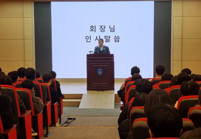 정재열 한국관세사회장이 2024년 관세사 실무수습 개강식에서 인사말을 하고 있다.