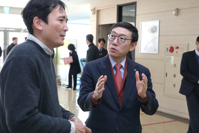 이명구 관세청 차장<오른쪽>이 19일 오후 화성 소재 반도체 수출기업 인테그리스코리아(주)를 방문해 관세청이 지원 중인 보세제도를 설명하고 있다.