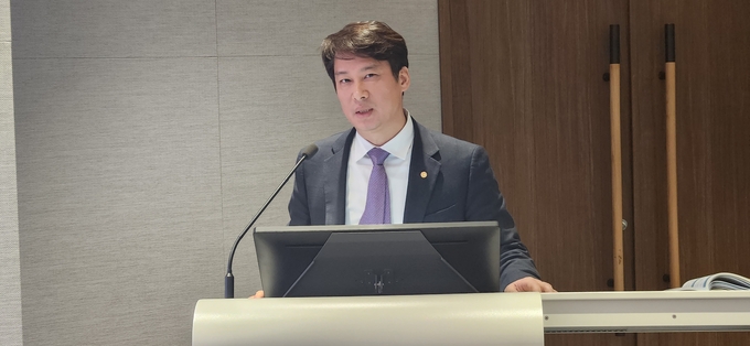 김신언 서울지방세무사회 총무이사가 토론에 나서고 있다.