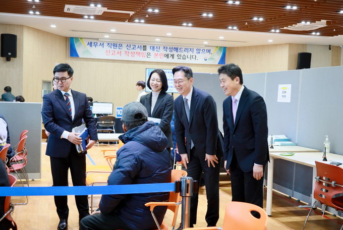 오호선 중부청장(오른쪽 두번째)이 부가세신고를 위해 분당세무서 신고센터를 방문한 납세자와 대화를 나누고 있다.