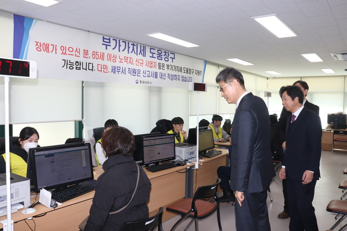 김동일 부산청장이 동래세무서 부가세 신고창구에서 납세자들의 애로사항을 청취하고 있다.