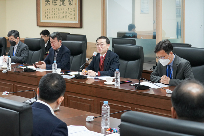 이명구<오른쪽 두번째> 관세청 차장이 24일 인천공항세관에서 개최한 관세행정 스마트혁신 자문위원회 3차회의에서 발언하고 있다.