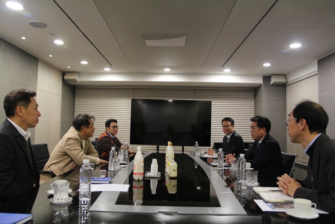 김태호<오른쪽 두번째> 국세청 차장은 26일 국순당을 방문해 차례주 출고가를 선제적으로 인하한데 대해 감사를 표했다. 