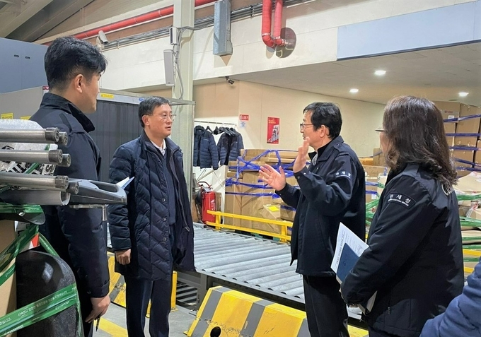 고석진 관세청 통관국장(왼쪽 두번째)이 29일 서울세관 국제 이사화물 통관센터에서 이사화물 통관 현장을 점검하고 있다. 