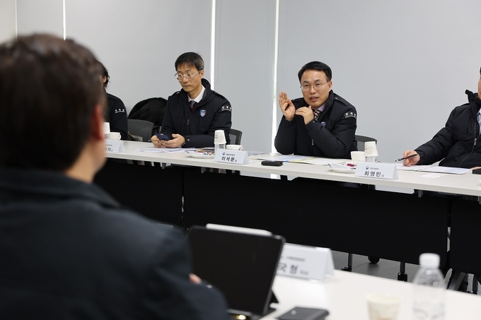 이석문 서울세관장(오른쪽 첫번째)이 (주)폴을 방문해 애로사항을 청취하고 있다.