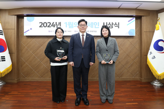 고광효 관세청장<가운데>이 1월의 관세인으로 선정된 김해공항세관 정현주<왼쪽>, 이보영 주무관에게 시상한 후 기념사진을 촬영하고 있다.