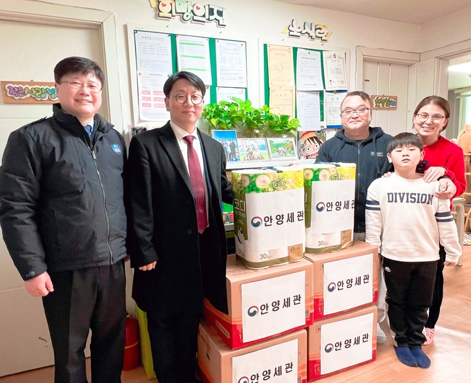 김신철 안양세관장<왼쪽 두번째>은 30일 관내 아동복지시설 희망의 집을 찾아 직원들의 성금으로 마련한 생필품 등을 전달했다.