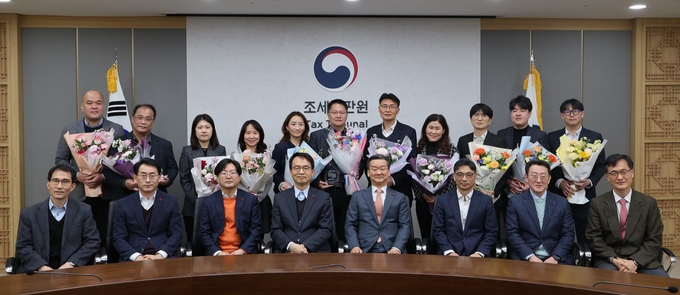 황정훈 조세심판원장<앞줄 오른쪽 네번째>은 30일 2023년 하반기 우수심판인 포상을 실시하고 직원들을 격려했다.