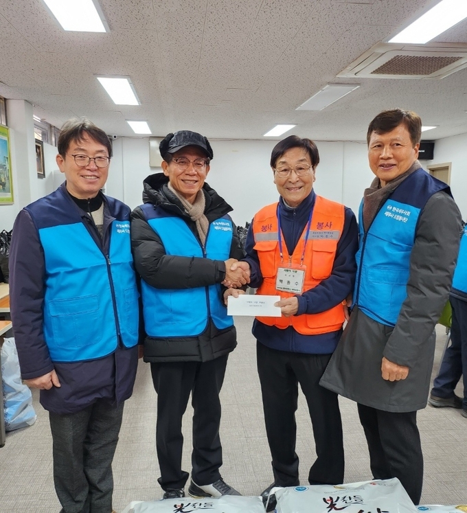 광주지방세무사회와 광주지방국세동우회는 개미꽃동산 사랑의 식당에 준비해 간 쌀 360kg과 성금 200만원을 전달했다. <오른쪽 부터 김기호 광주지방국세동우회장, 박종수 개미꽃동산 사랑의 식당 이사장, 김성후 광주지방세무사회장 , 최현노 광주지방세무사회 부회장>