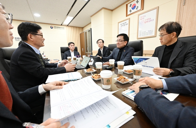 최상목 경제부총리가 인천공항세관에서 관세청 업무보고를 받고 있다.