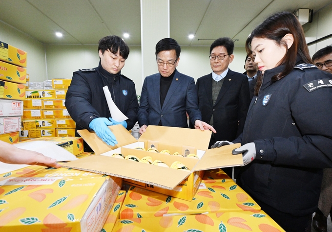 최상목 경제부총리와 고광효 관세청장이 인천공항 인근 신선과일 수입기업을 방문해 관계자로부터 수입 현장의 애로사항을 청취하고 있다<이상 사진=기재부>.