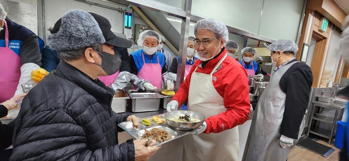 박진 국민의힘(강남구을) 의원이 떡국 배식 봉사를 하고 있다. 