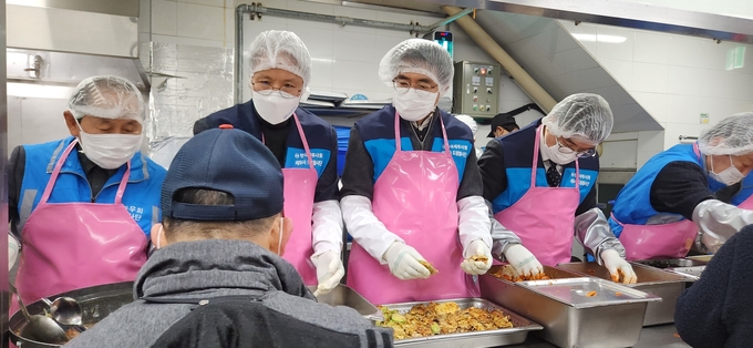 왼쪽부터 방기천 국세동우회 부단장, 이동기 세무연수원장, 최시헌 한국세무사회 부회장, 김선명 한국세무사회 부회장, 이종탁 국세동우회 부단장이 배식봉사를 하고 있다. 