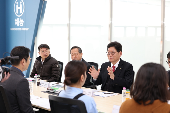 고광효 관세청장<오른쪽 첫번째>이 2일 목포 대양산업단지에 위치한 (주)해농을 방문해 업체 관계자와 수출 지원방안을 논의하고 있다.