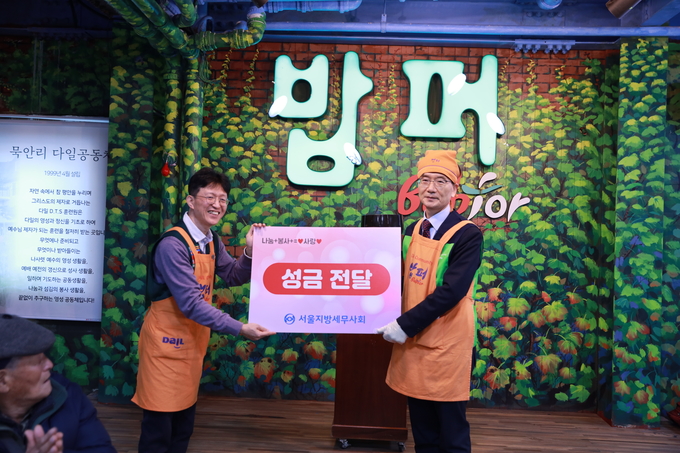 임채수<오른쪽> 서울지방세무사회장이 밥퍼나눔운동본부 관계자에게 성금을 전달하고 있다. 