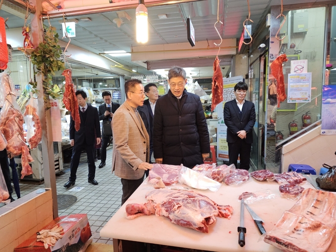 김동일 부산청장(중앙)이 동래시장에서 고기를 구매하고 있다. 