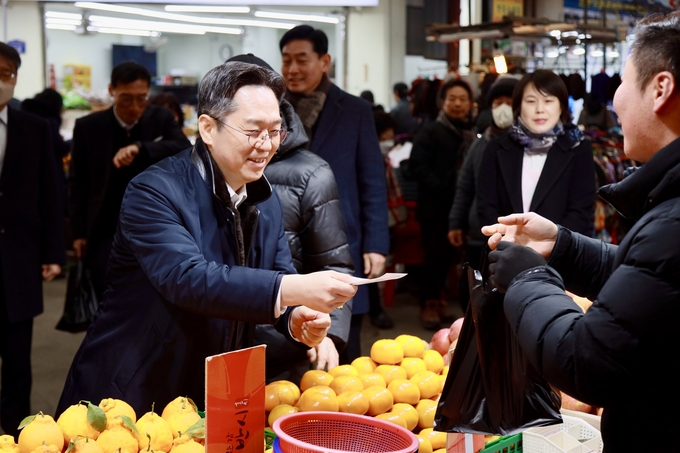 오호선 중부청장이 전통시장에서 과일을 구매하고 있다 
