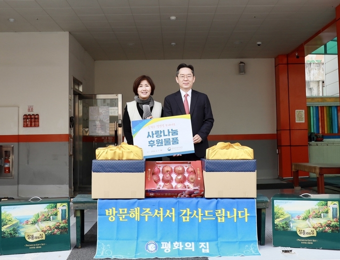 오호선 중부청장(오른쪽)은 지난 1일 평화의 집에 성금과 물품을 전달했다.