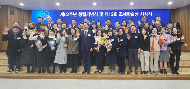 구재이 한국세무사회장이 세무사사무소에서 20년 이상 근무한 임직원들에게 표창한 후 기념촬영하고 있다. 